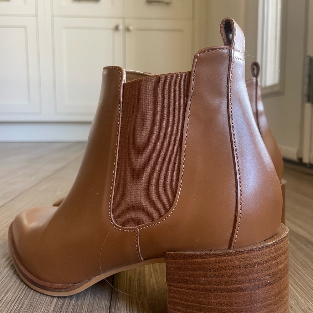 Women's Everlane Tan Leather Chelsea Bootie - Classic Ankle Boots - Picture 2 of 6